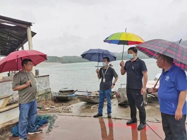 防汛常規(guī)物資中主要包含麻袋吸水膨脹袋,無(wú)紡布吸水膨脹袋,防汛沙袋,防汛噸袋,防汛編織袋,雨衣,雨靴,雨傘,彩條布,工兵鏟,十字鎬,八磅錘,應(yīng)急救生包等。