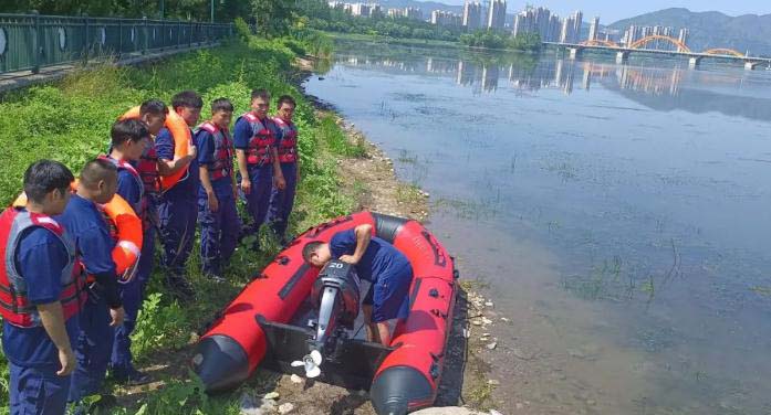 補(bǔ)短板強(qiáng)弱項(xiàng)，提技能礪精兵，縣應(yīng)急管理局開(kāi)展水上救援訓(xùn)練